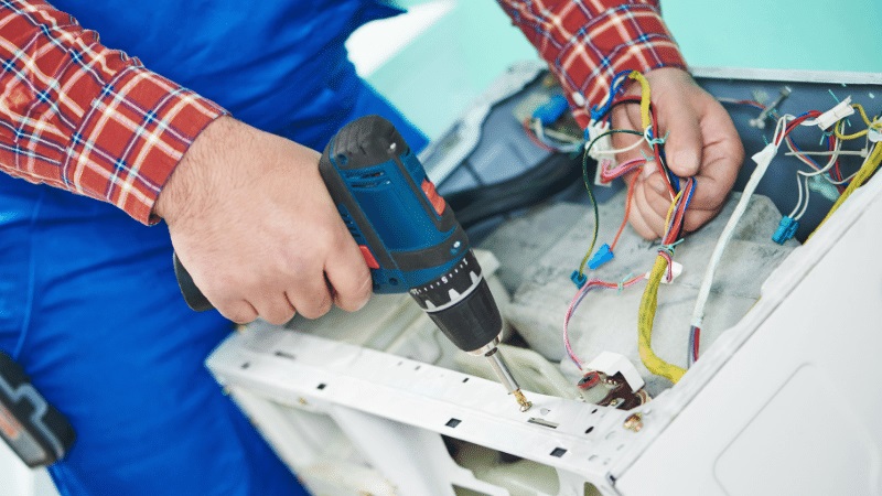 Bayraklı Ariston Ariston çamaşır makinesi kart tamiri – Su almama arızası orijinal parça ile giderildi. - Teknik servis örneği